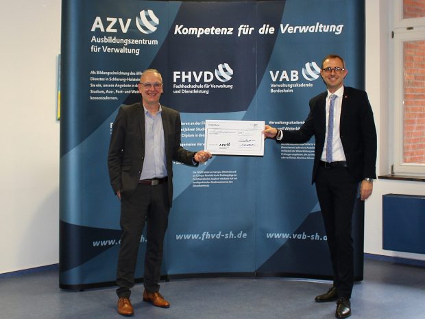 Unterstüzung des AZV mit Digitalisierungsmitteln aufgrund der Corona Krise – Scheckübergabe durch den Chef der Staatskanzlei Unterstüzung des AZV mit Digitalisierungsmitteln aufgrund der Corona Krise – Scheckübergabe durch den Chef der Staatskanzlei