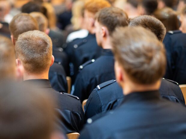 Bachelorabschlussfeier des 17. Studiengangs für den Polizeivollzugsdienst des Landes Schleswig-Holstein Bachelorabschlussfeier des 17. Studiengangs für den Polizeivollzugsdienst des Landes Schleswig-Holstein